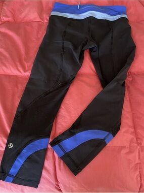 Lululemon Size 4 25” Pants • Black and Blue